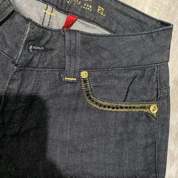 Embellished Guess Jeans, size 27. Booth cut, slim fit. - Picture 4 of 8